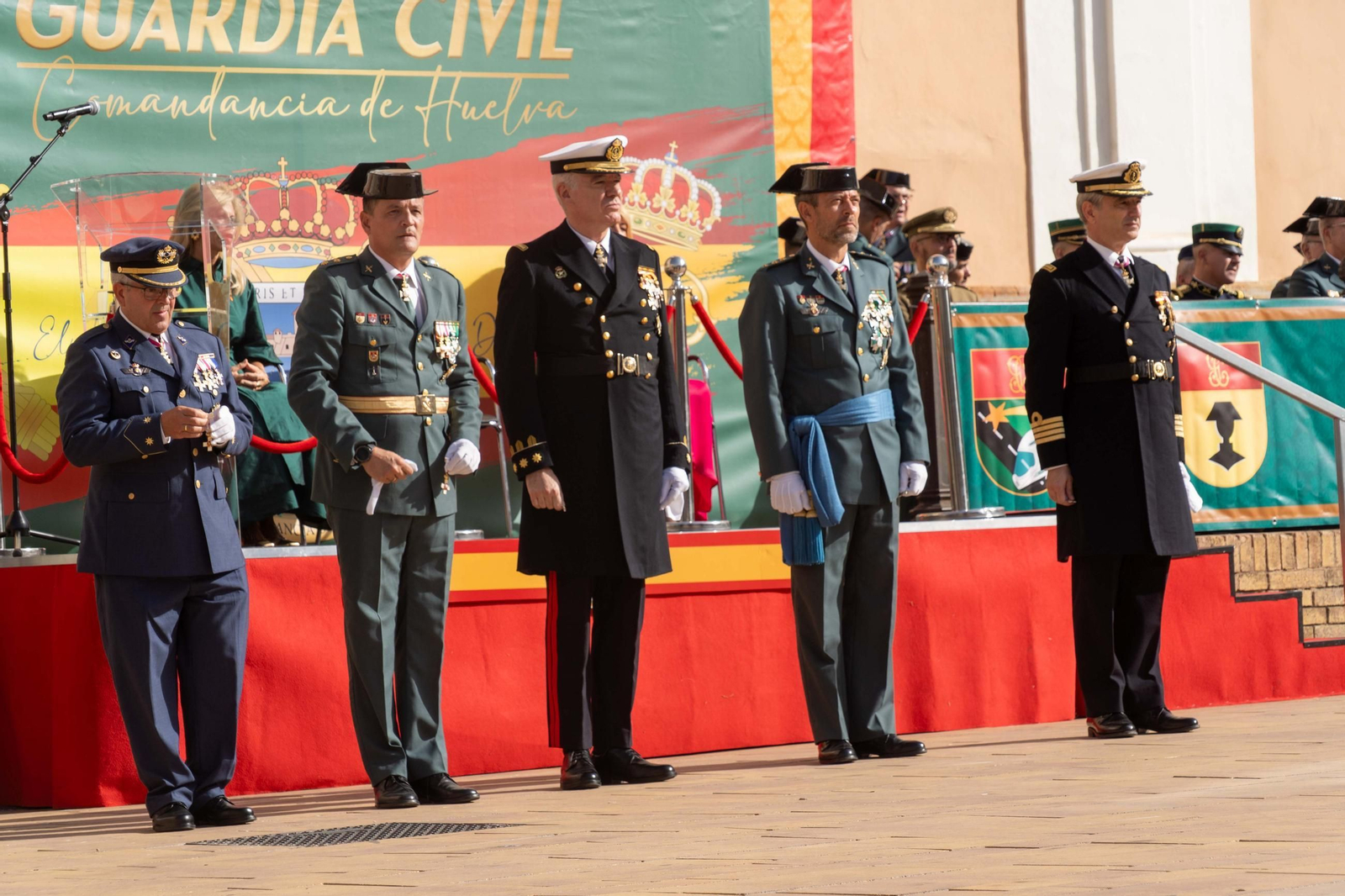 Imágenes del desfile de la Guardia Civil en el Día de la Hispanidad y de su patrona en la Plaza de La Merced