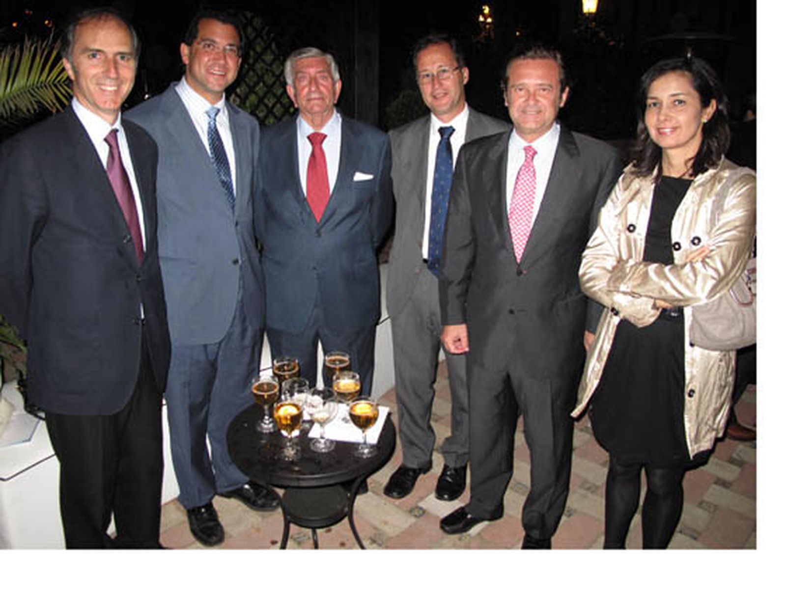 Alfredo Chávarri, director general de Andalucía Económica; Pedro Fernández (Banco Pastor), José Eugenio Herráiz, el notario Pedro Romero-Candau; Ernesto Cortés, gerente nacional de Abbot, y la abogada Alejandra Orgado.

Foto: Victoria Ramírez