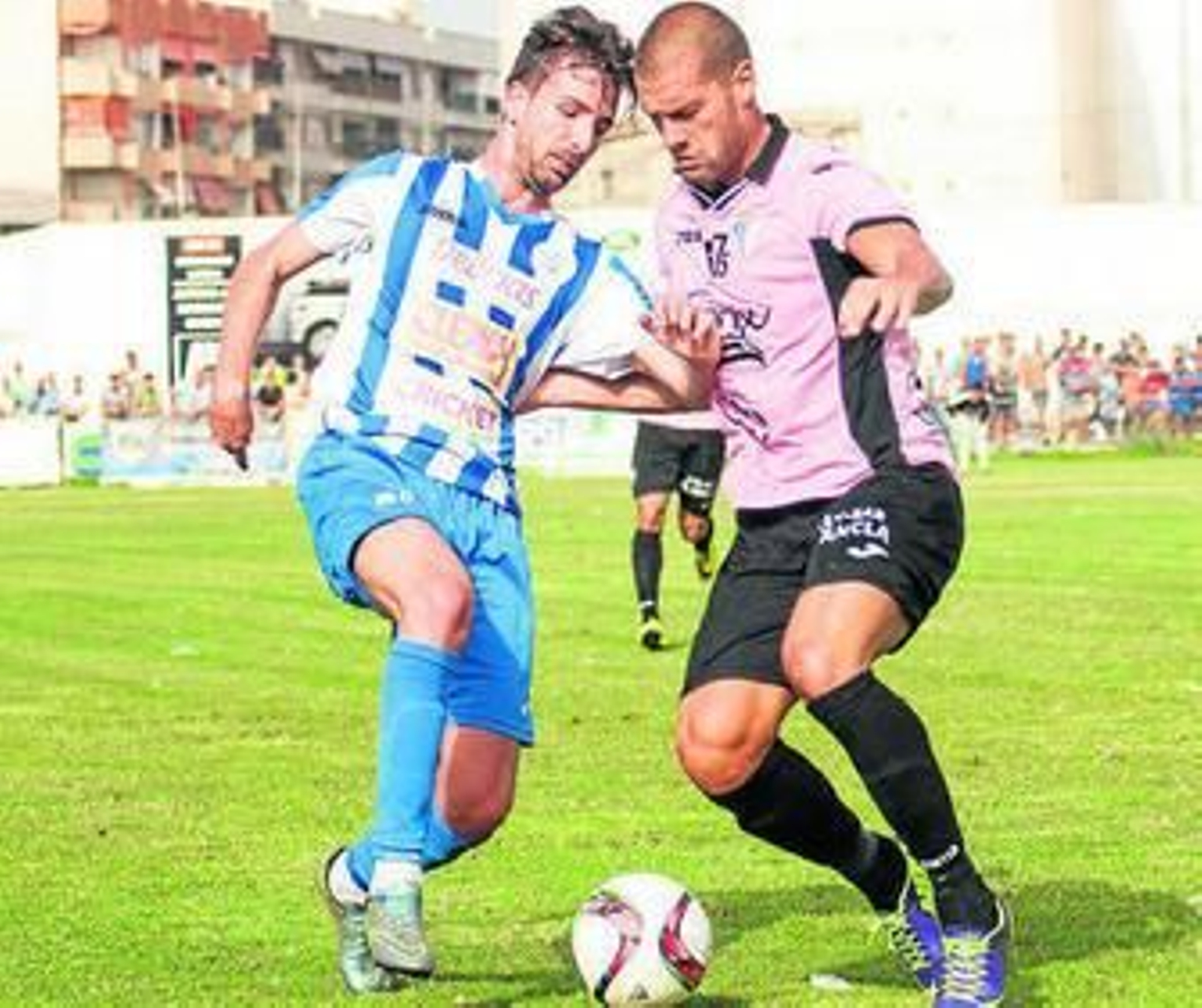 Sergio Castillo (d) pugna por el balón con un adversario.