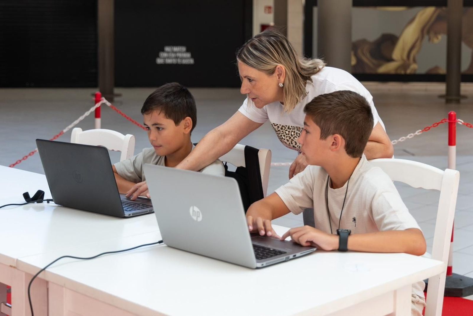 Así disfrutan los más jóvenes del campamento digital de La Loma,