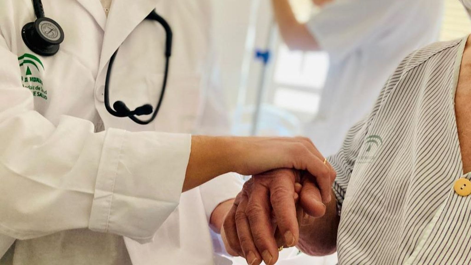 Personal sanitario en contacto con un paciente en el Hospital de Valme.