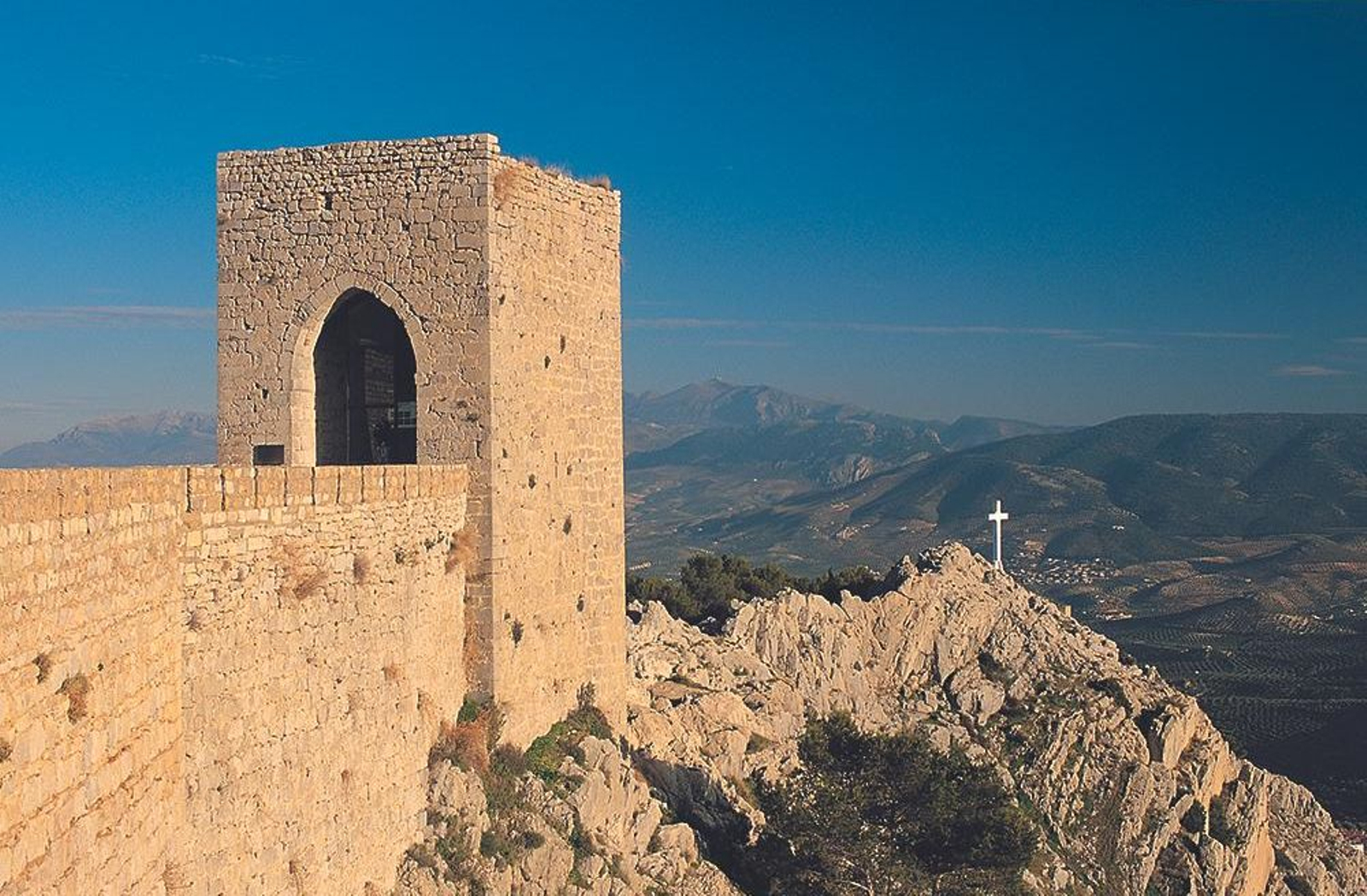 La Cruz del Castillo de Jaén es un símbolo religioso instaurado por el rey Fernando III tras su conquista de la ciudad.