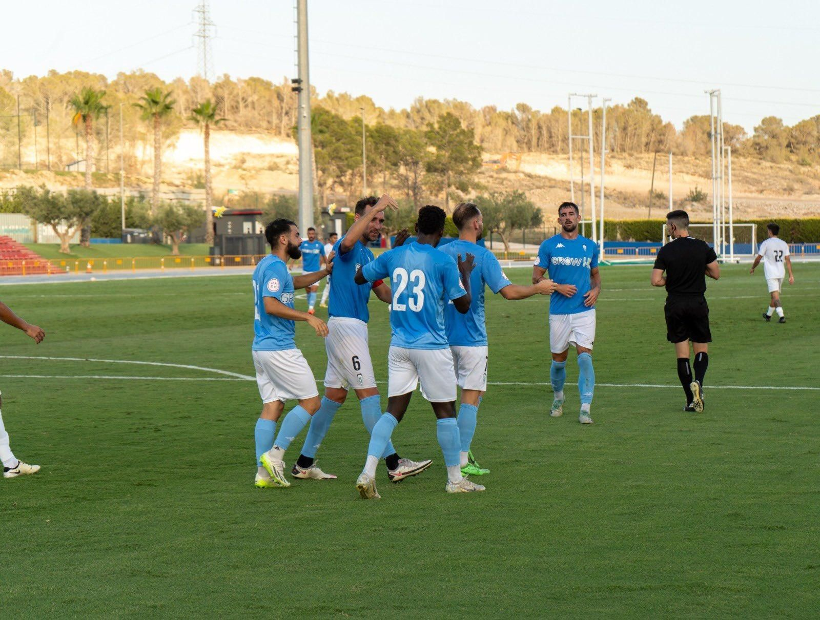 Los compañeros felicitan a Mammadou tras uno de sus goles en pretemporada