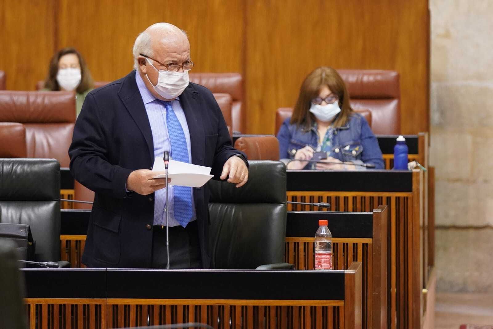 El consejero de Salud, Jesús Aguirre, en el Parlamento andaluz.