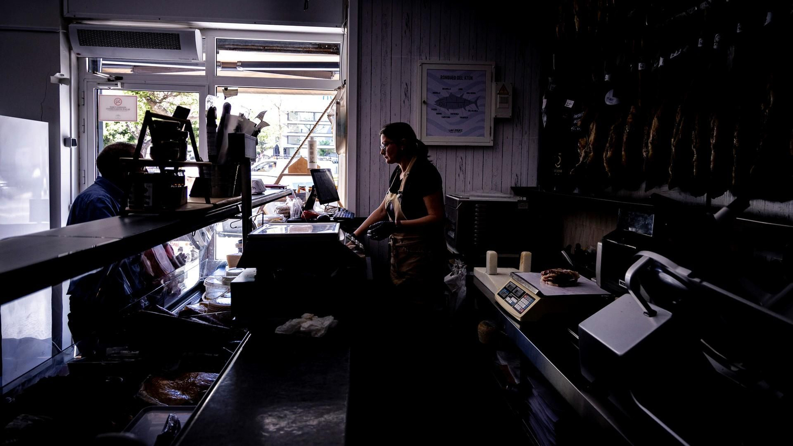 Imagen de un comercio de Cádiz sin electricidad, el día del apagón peninsular.
