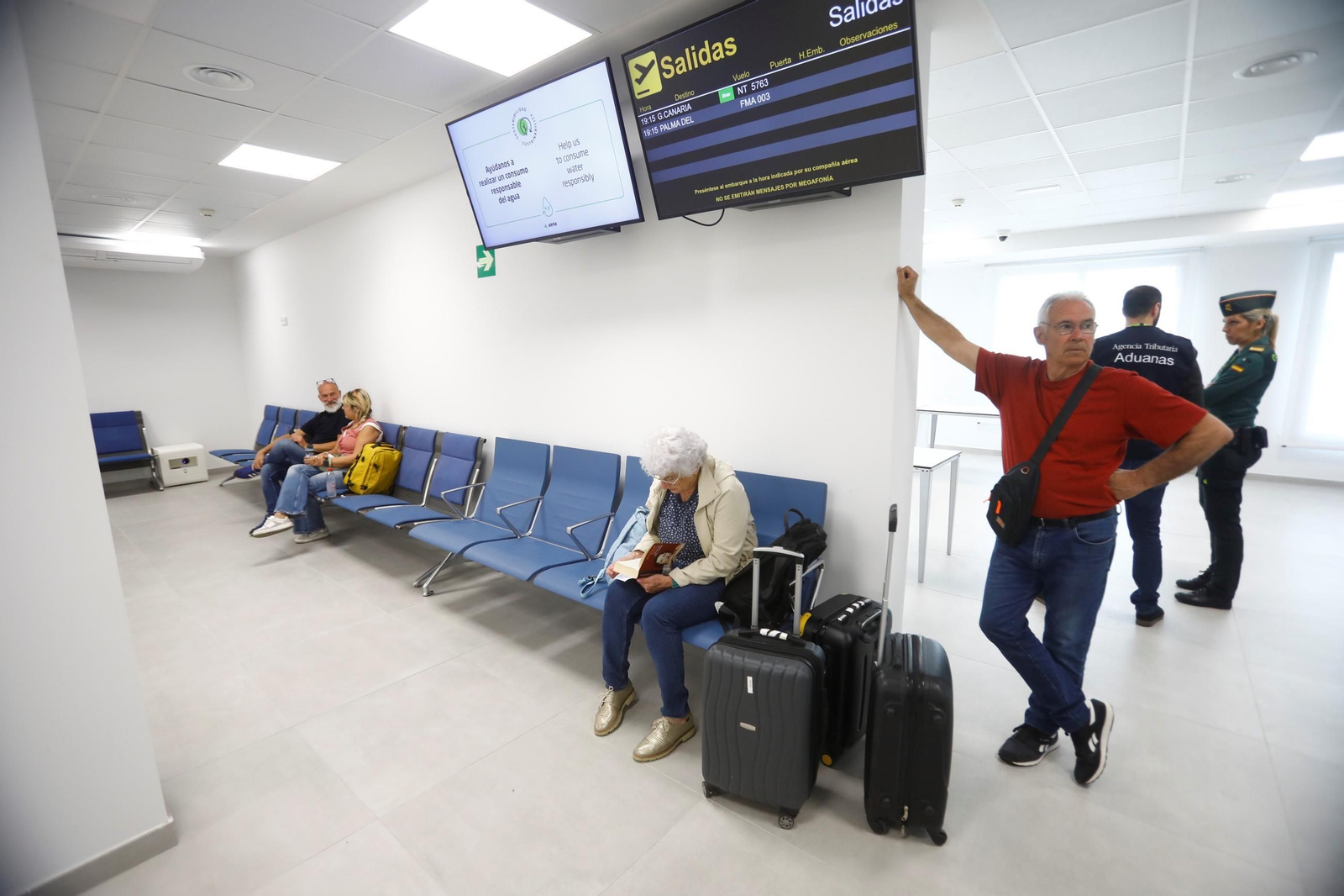 El aeropuerto de Córdoba recibe el primer vuelo de Binter desde Canarias, en imágenes