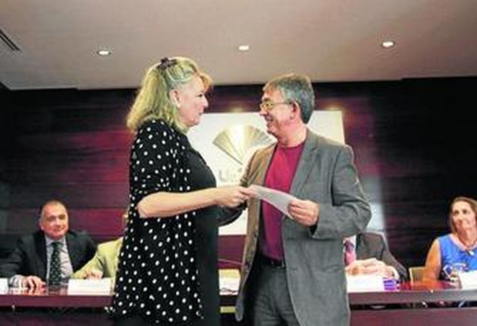 Dolores Cano, directora de la Obra Social de Unicaja, entrega el premio de 2013 a Guillermo Busutil.