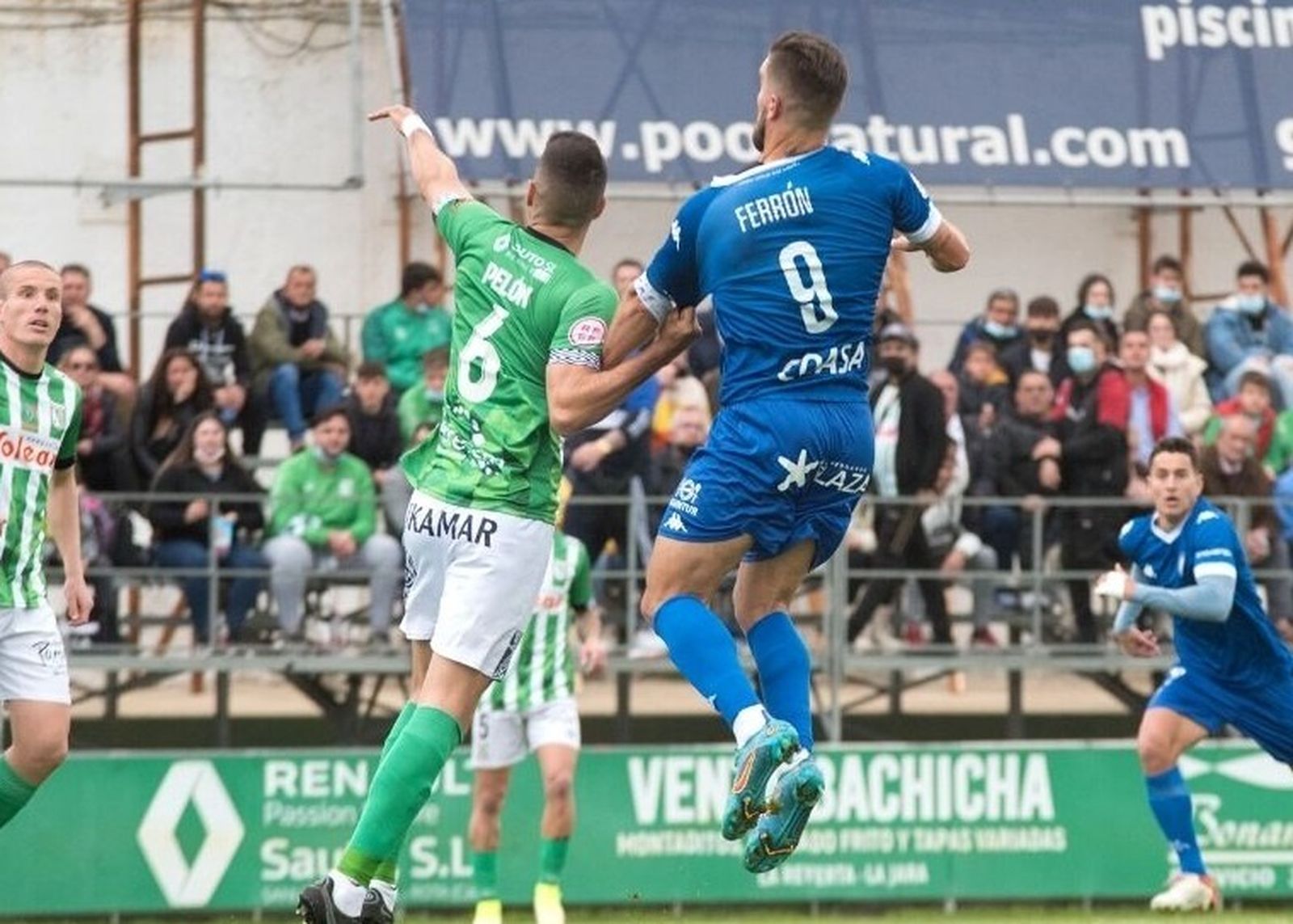 Pelón sujeta al azulino Francis Ferrón en un salto para ganar el balón.