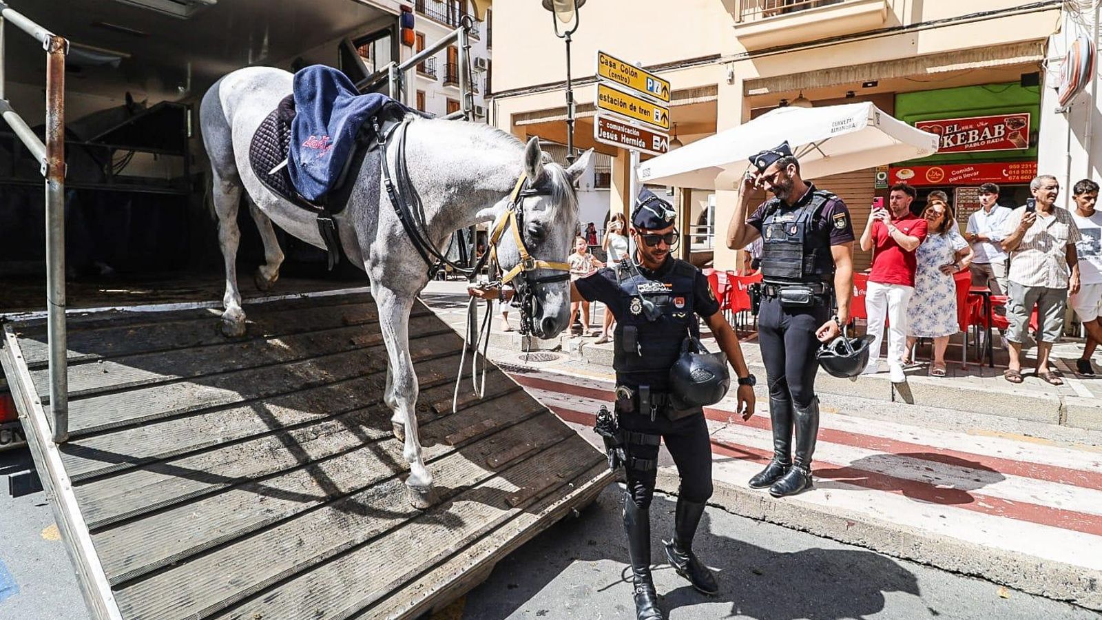 Un agente policial saca a uno de los equinos.