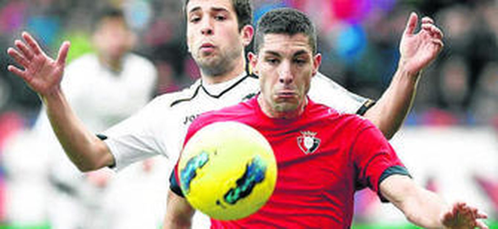 El pontanés Álvaro Cejudo, en primer plano, con Osasuna.