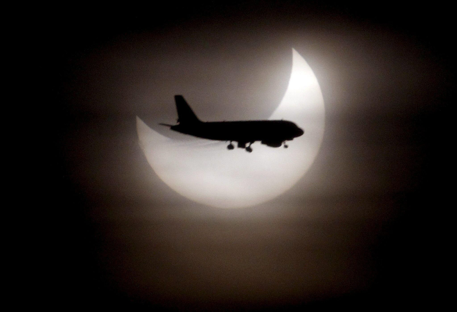 Las mejores imágenes del eclipse solar parcial que se ha podido ver desde Andalucía