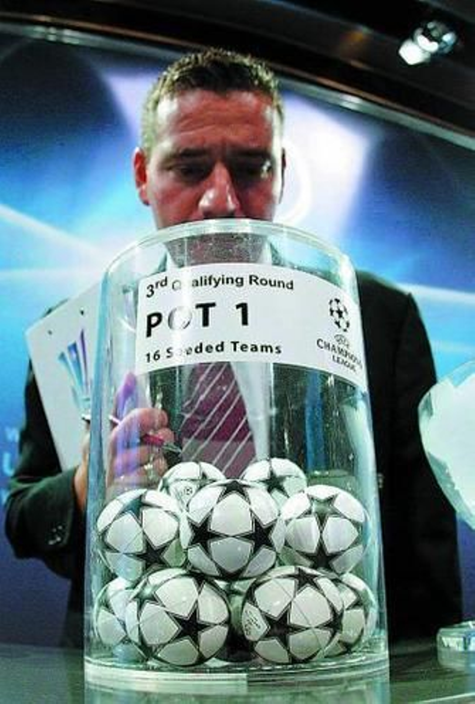 Antonio Gianchino, responsable de la UEFA, prepara las bolas.