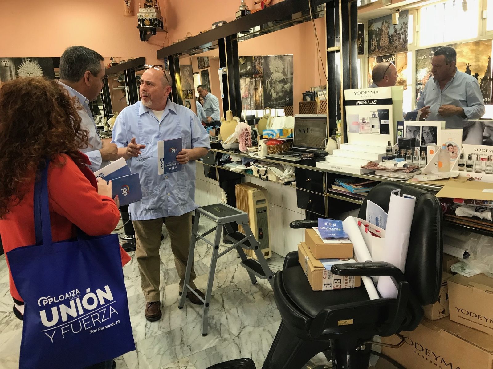 Loaiza visita un negocio local.