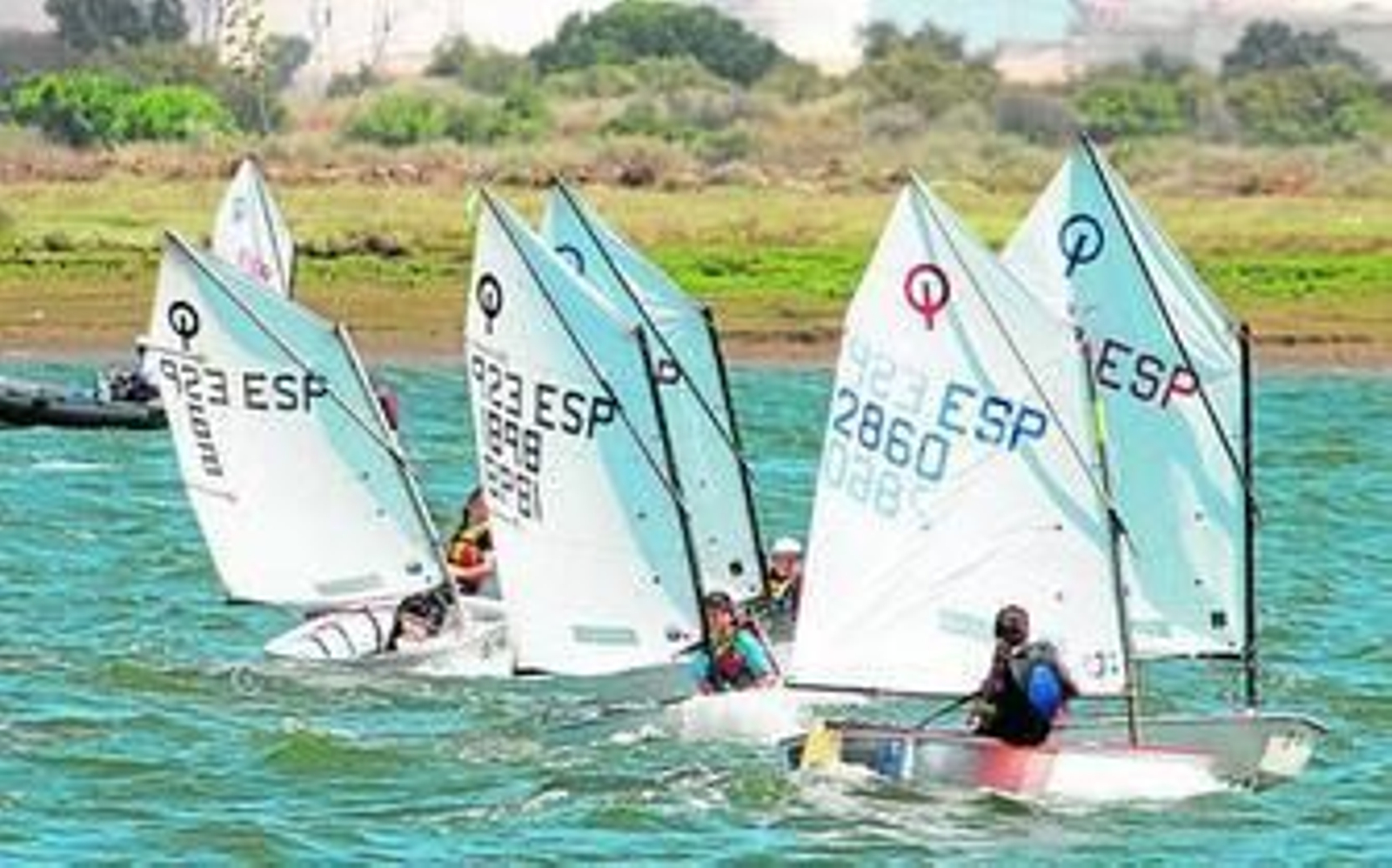 Una regata optimist celebrada en la ría de Huelva durante una Semana Náutica Colombina.