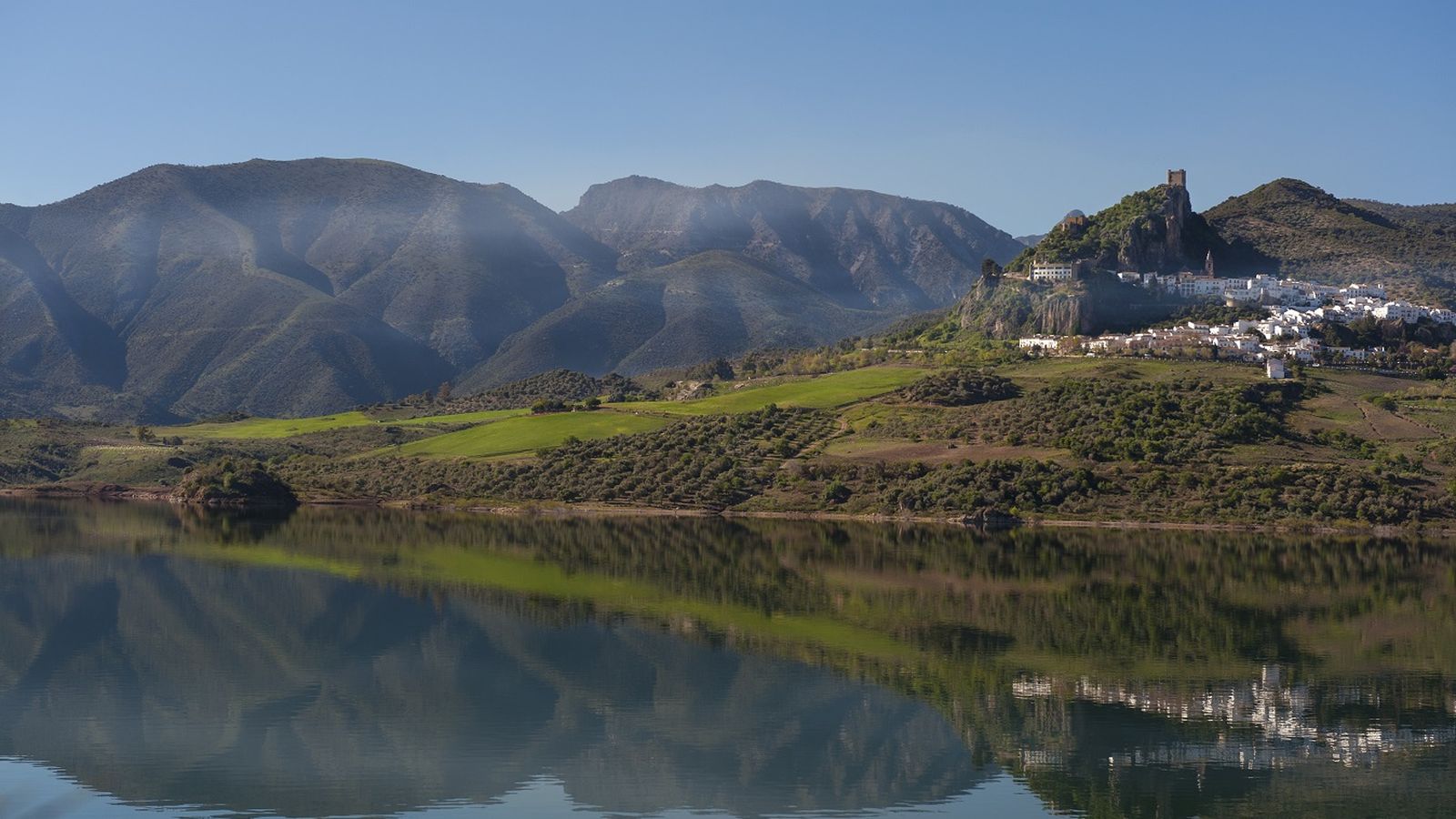 Entorno natural que rodea a Zahara de la Sierra