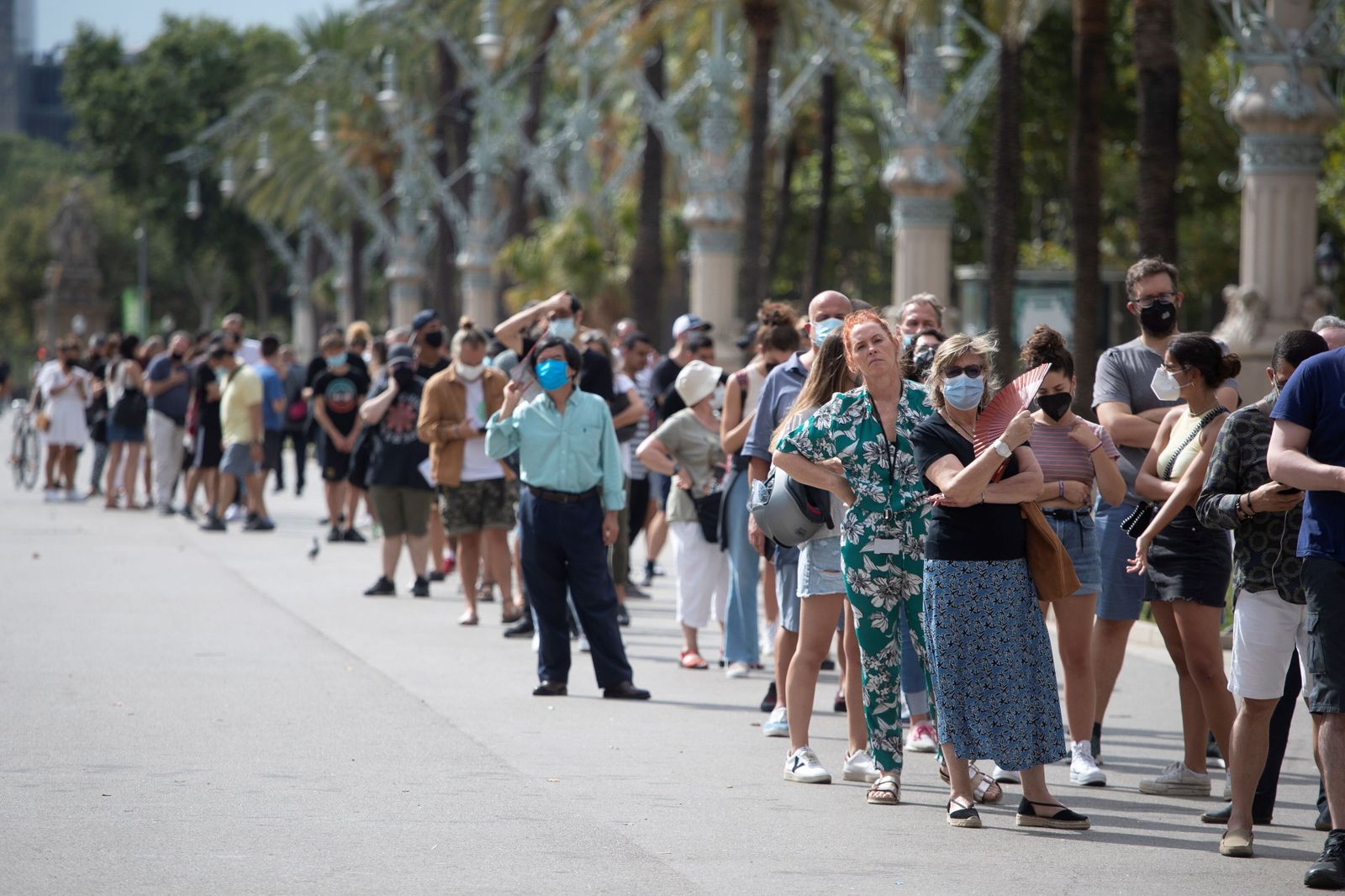 Cola de gente mayor de 40 años esperando para vacunarse en Barcelona.