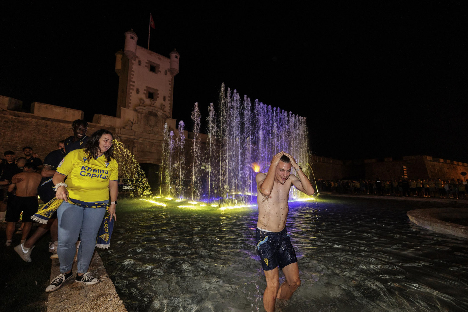 Las imágenes de la afición del Cádiz C.F. celebrando la permanencia en la fuente más cadista
