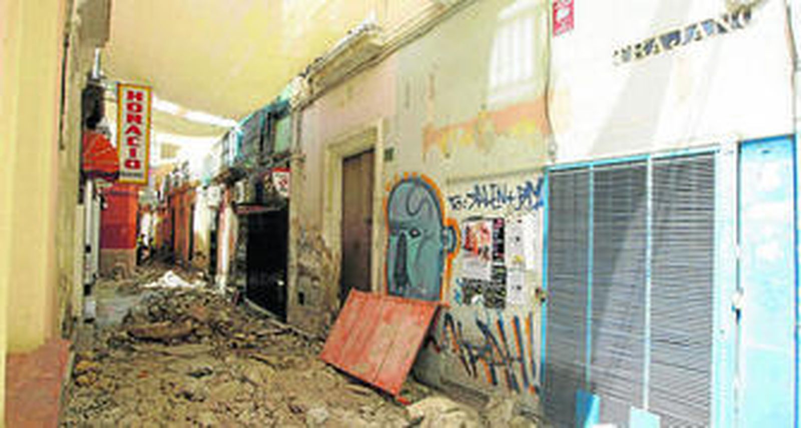 Las obras han comenzado antes de que se retiraran los toldos propios de la Feria del Mediodía.