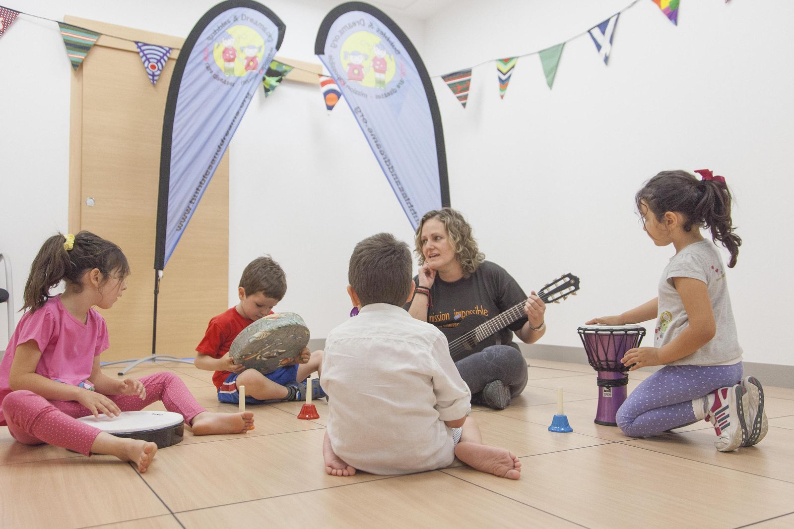 Niños durante un taller de musicoterapia.