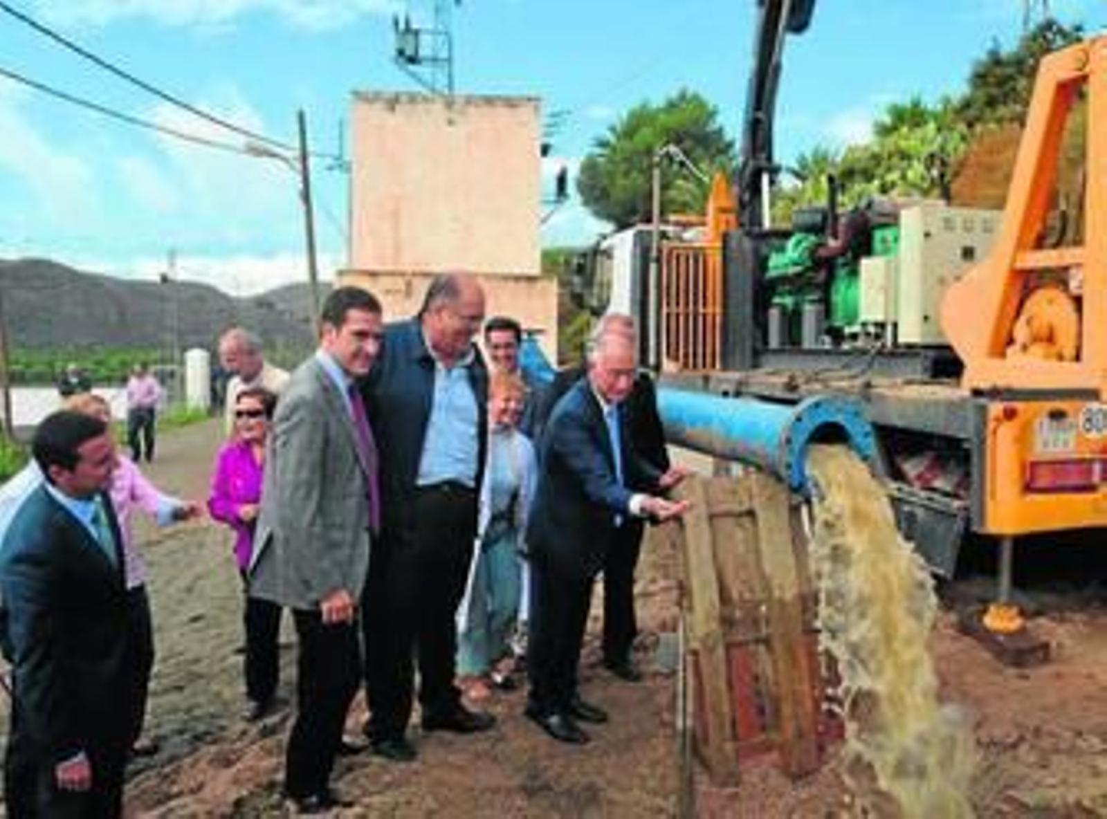 Gabriel Amat durante una visita a un sondeo realizado en la comarca del Bajo Andarax.