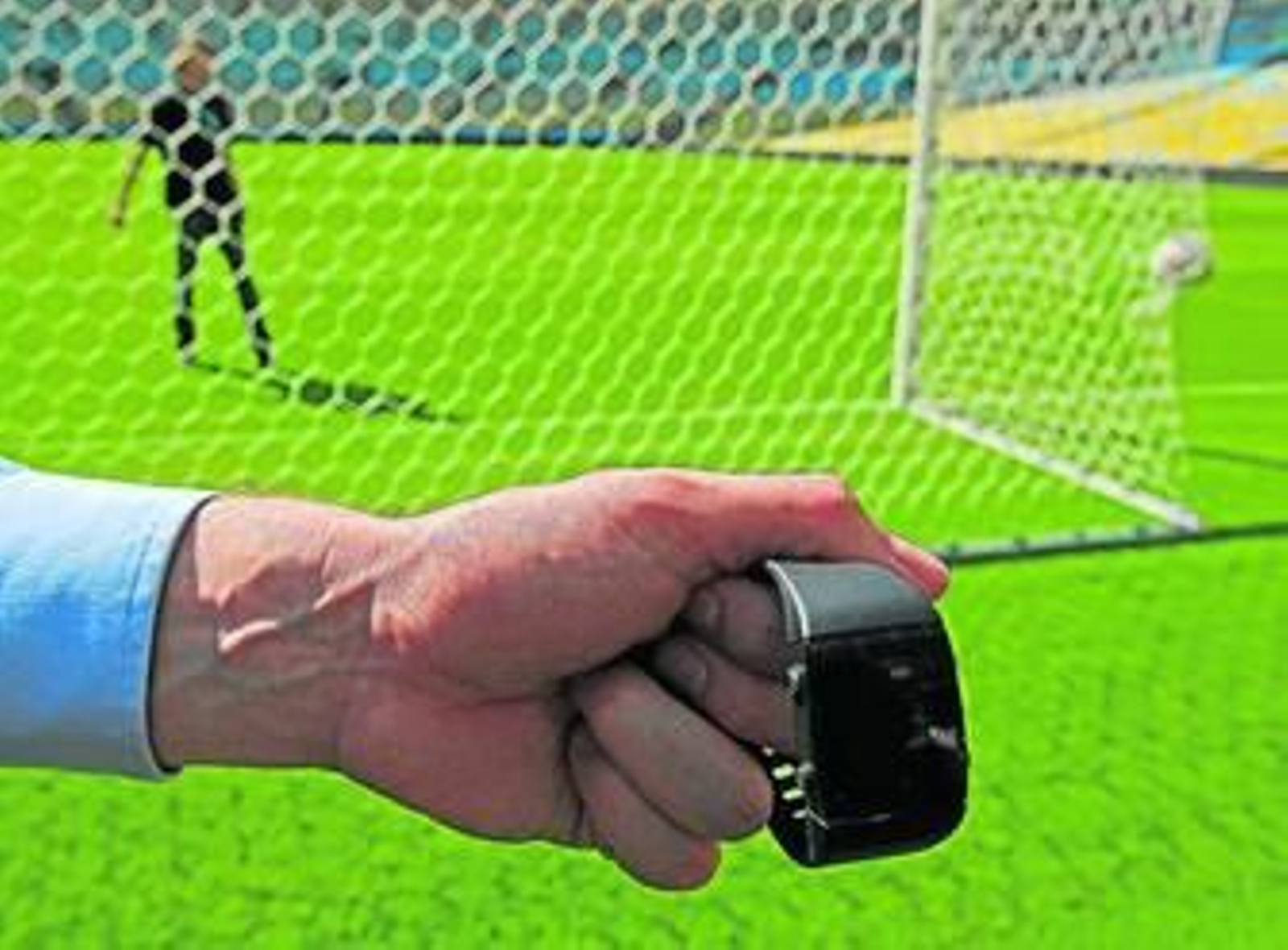 Un miembro de la FIFA muestra en Río el reloj que llevarán los árbitros para indicarles si fue gol o no.