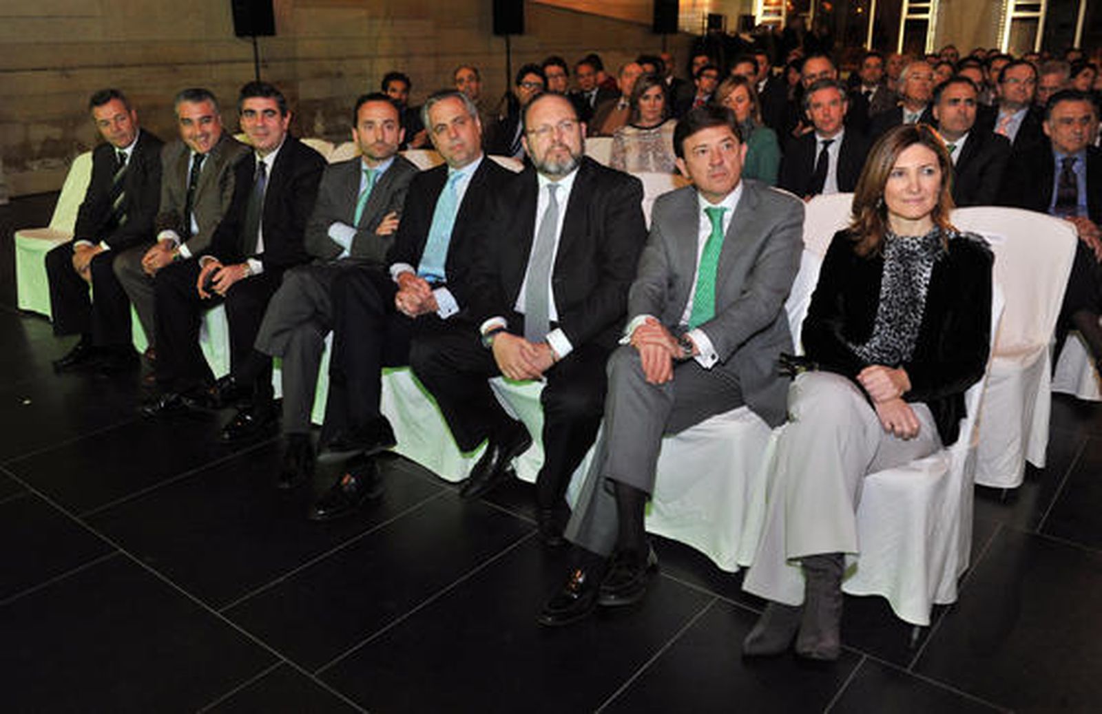 La parlamentaria autonómica del PP Alicia Martínez y los directivos de zona de Bankia Joaquín Holgado, Diego Rodríguez, Antonio Enrile, Francisco Javier Garrido-Arroquia, Francisco Sánchez, Juan Alfonso Navas y Luis Miguel Cansino.

Foto: Juan Carlos Vazquez/Manuel Gomez