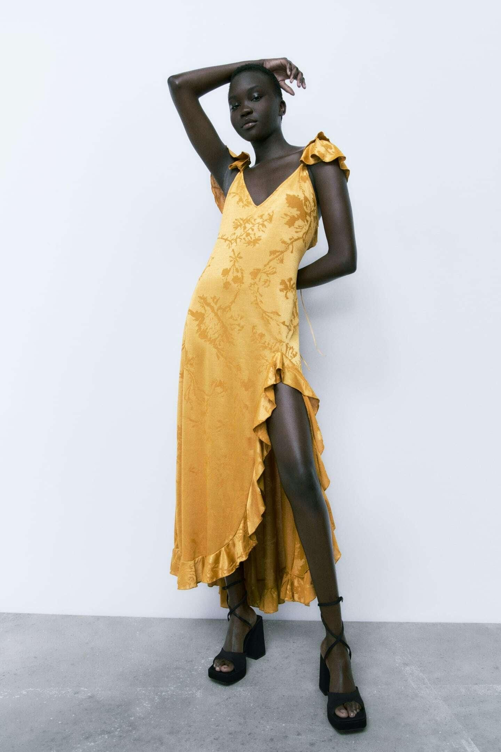 Vestido jacquard con volantes de Zara.