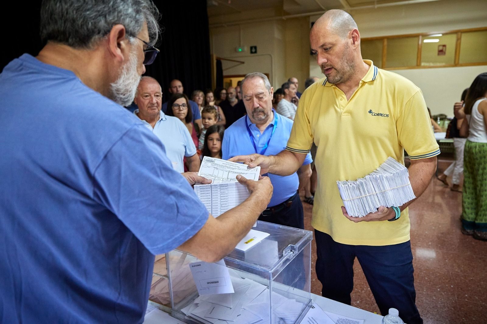 Fotos: Así están siendo las colas en los colegios electorales de Granada