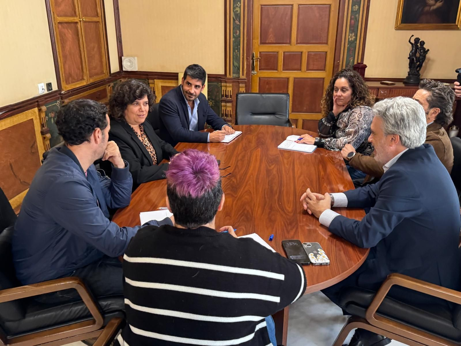 La alcaldesa formaliza con su equipo el contrato de recogida separada de residuos.