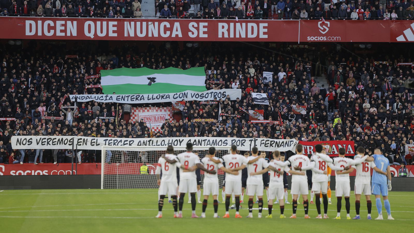 Los mensajes en memoria de las víctimas de los accidentes ferroviarios durante el minuto de silencio.