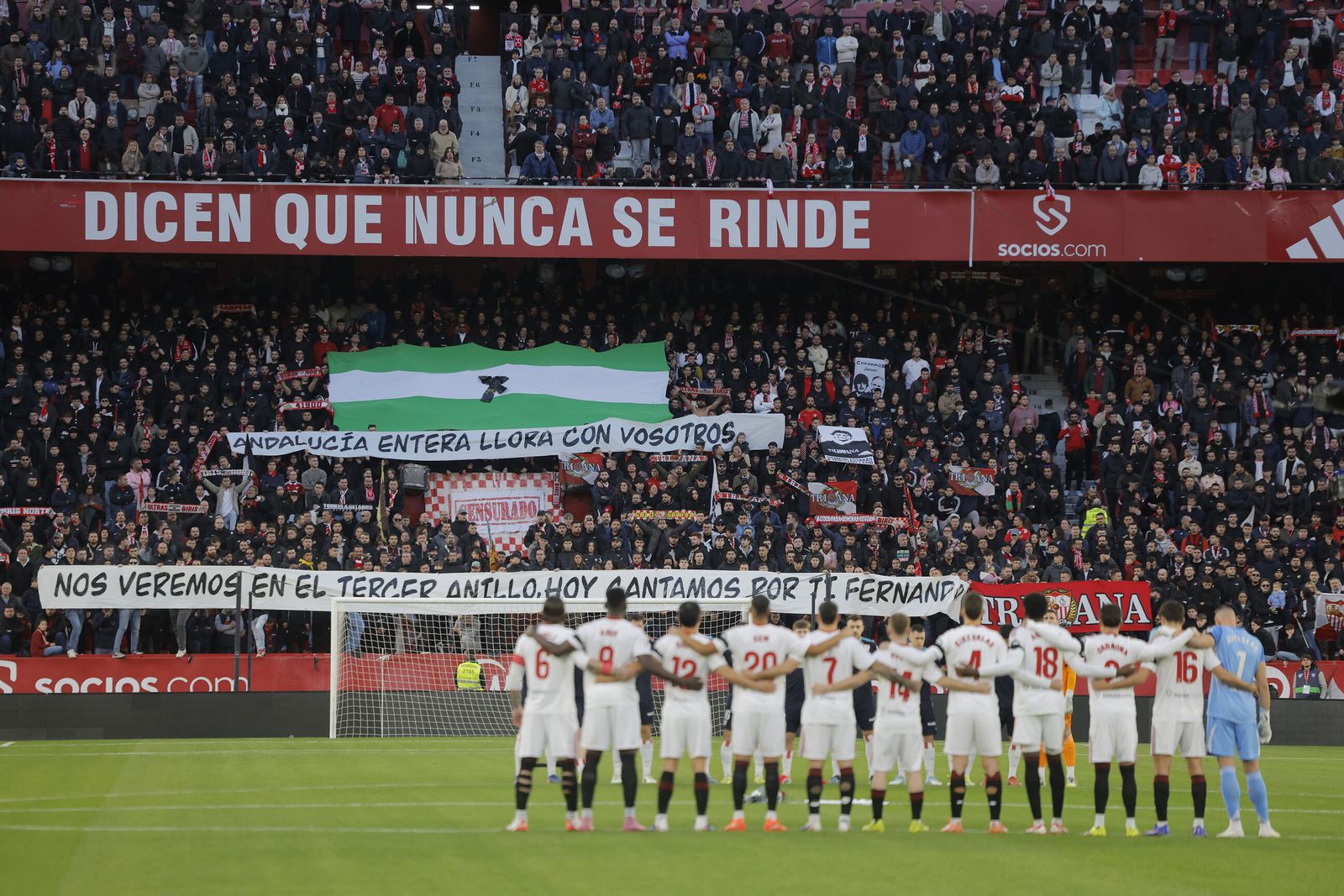 Los mensajes en memoria de las víctimas de los accidentes ferroviarios durante el minuto de silencio.