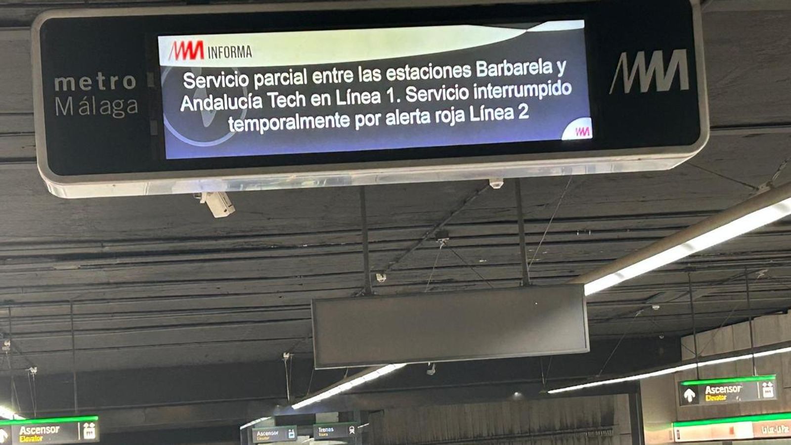Avisos en la estación La Luz-La Paz del metro de Málaga.