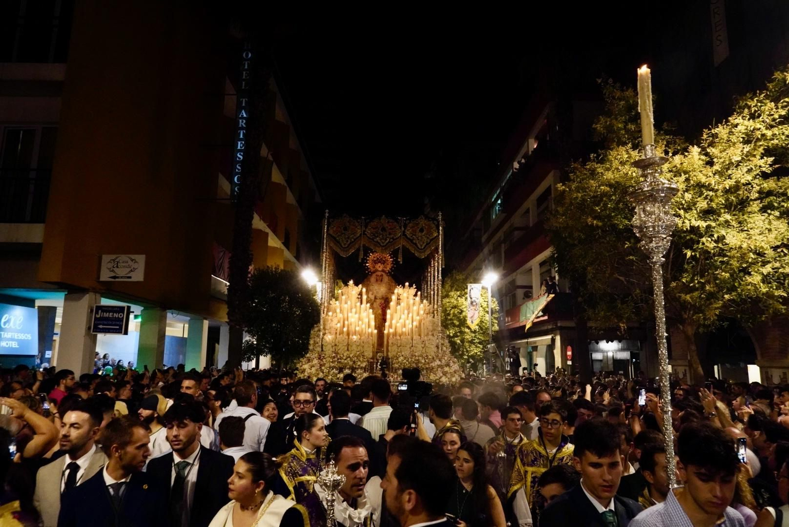 Imágenes de la procesión extraordinaria de la Virgen de la Esperanza por las calles de Huelva