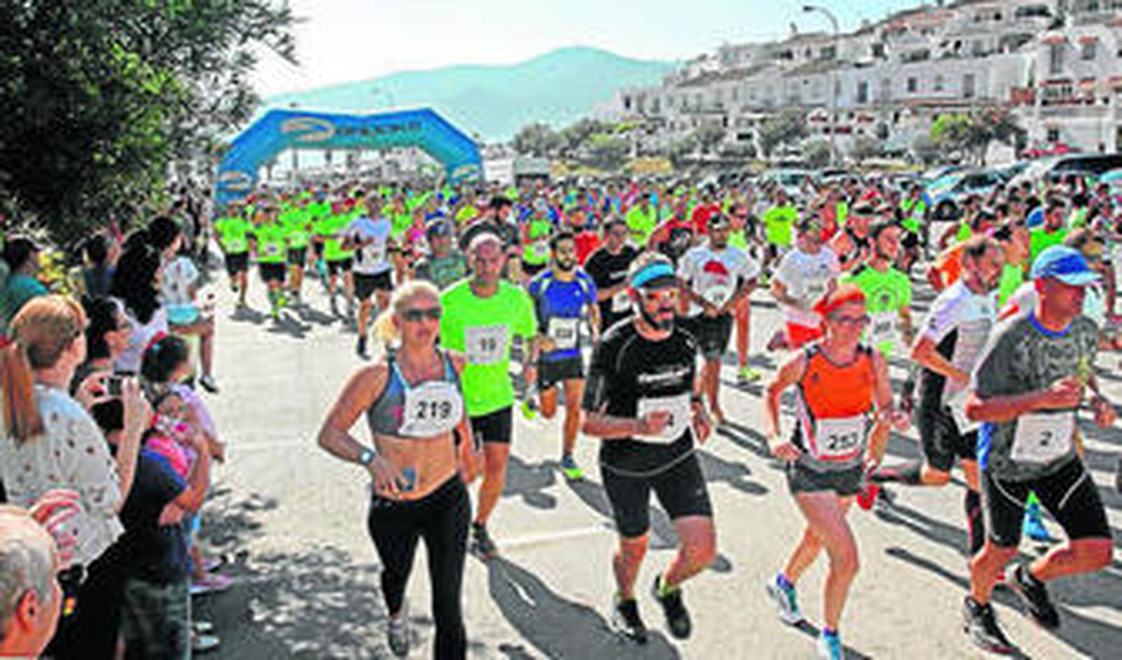 Corredores de la prueba corren por la explanada de Getares, donde estuvo la salida.