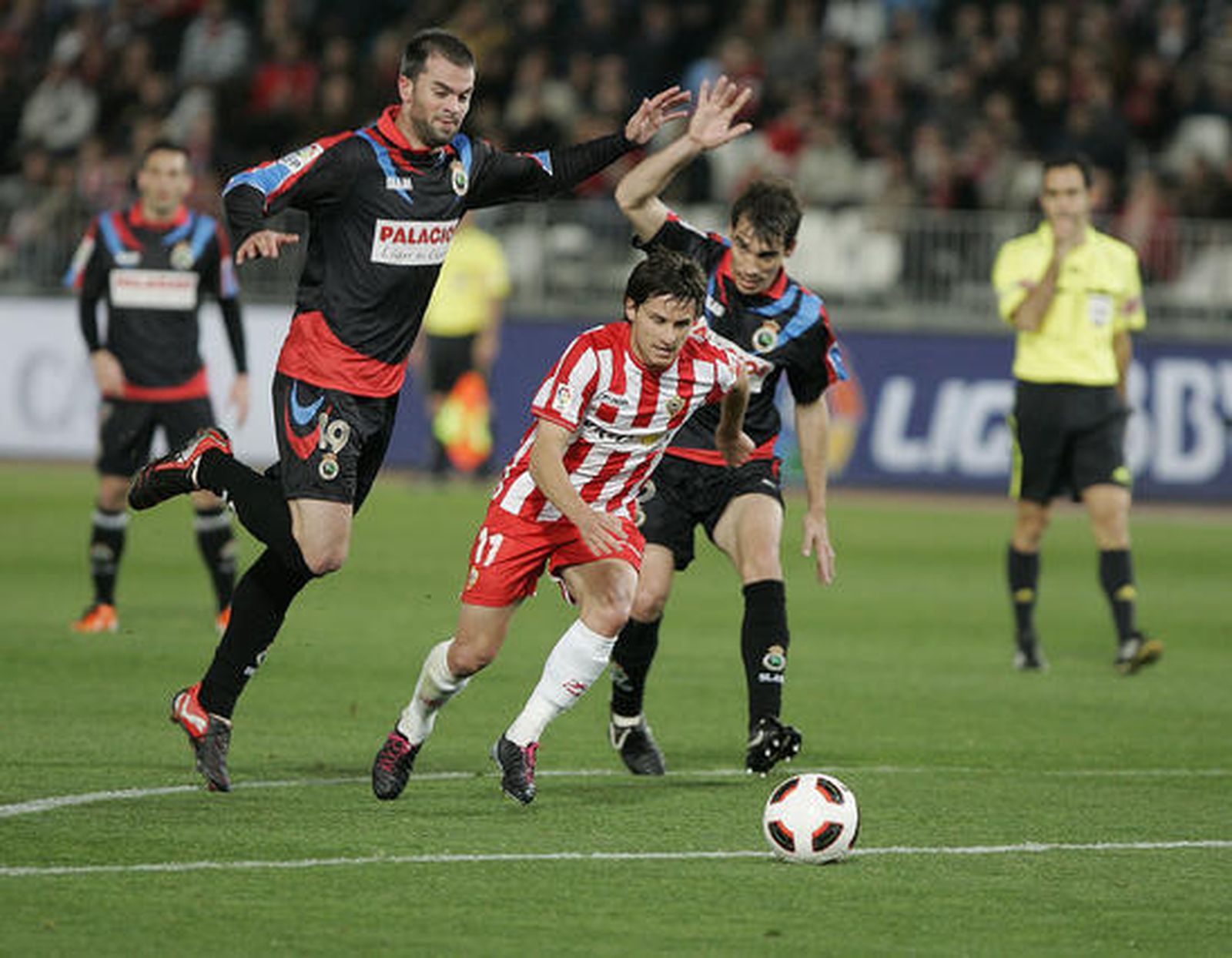 Piatti se escapa de dos defensas racinguistas. / Javier Alonso