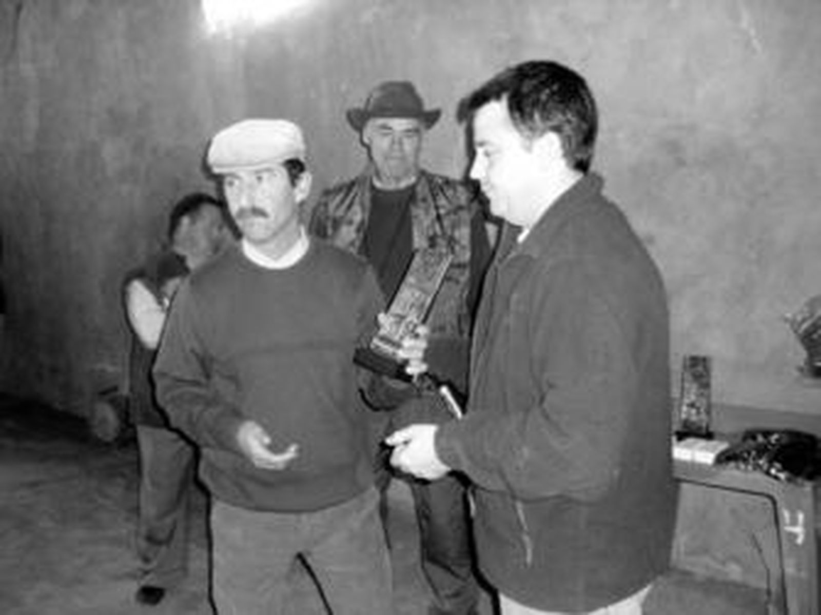 Eugenio del Río recibe el primer premio de manos del presidente de la Delegación Provincial de la Federación Andaluza de Caza, Alfonso Medina.