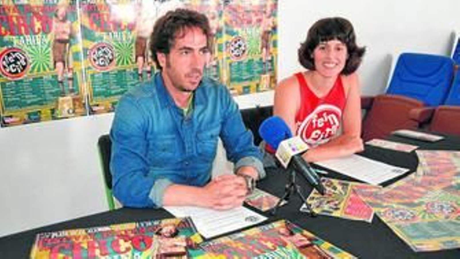 El concejal Ezequiel Andréu y Sara Rodríguez, responsable de la asociación cultural Circo Volátil.