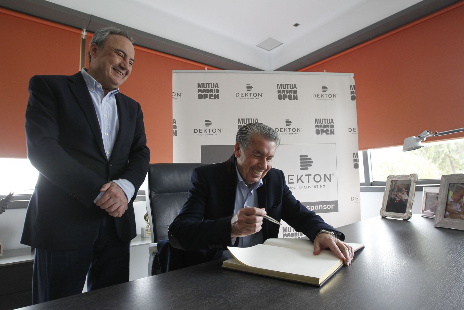 Francisco Martínez-Cosentino y Manolo Santana durante la firma de la renovación del acuerdo.