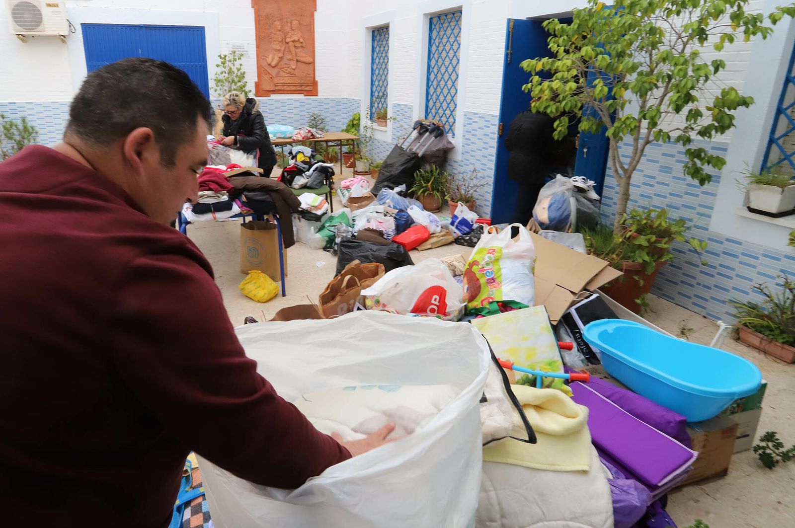 Imágenes de la colecta solidaria para la familia afectada por el incendio en la Hispanidad