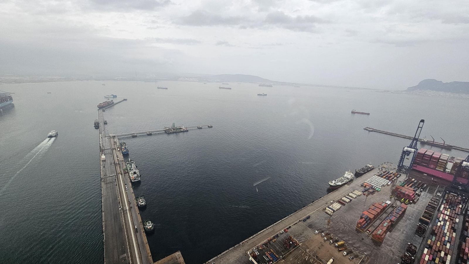 Las fotos del estrecho de Gibraltar, a vista de helicóptero: Ceuta y la bahía de Algeciras