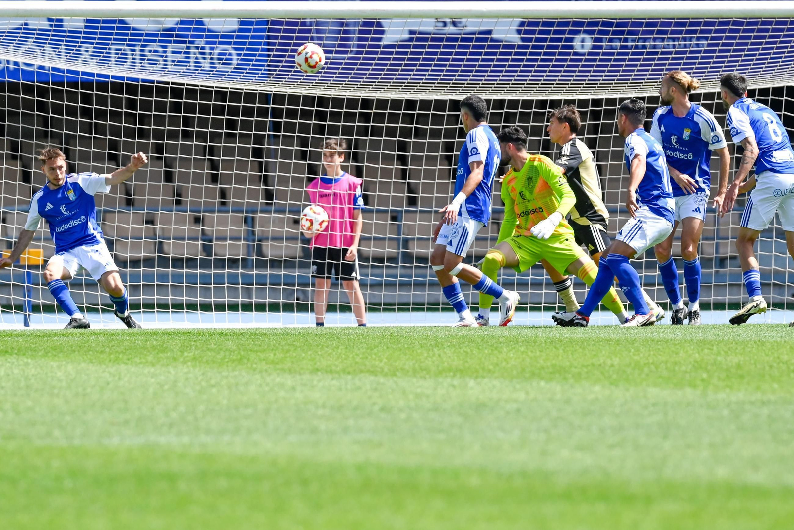 Ricky salvó bajo palos el disparo de Talaverón que pudo ser el 0-1. Ricky salvó bajo palos el disparo de Talaverón que pudo ser el 0-1.