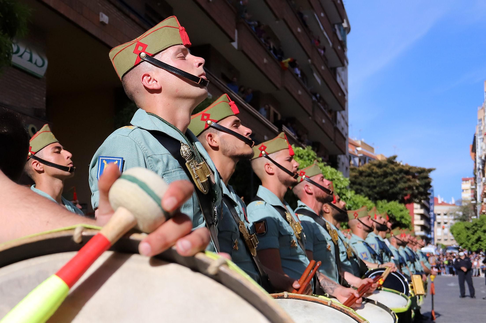 La Legión acompaña al Cristo de la Vera+Cruz en su procesión por Huelva, en imágenes