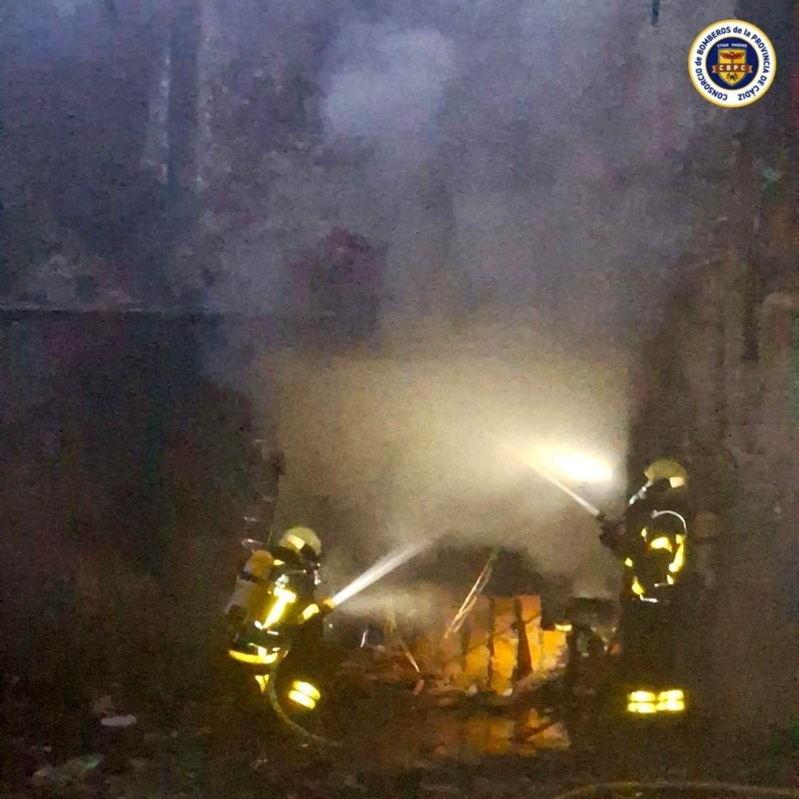 Los bomberos actúan en La Tarifeña.