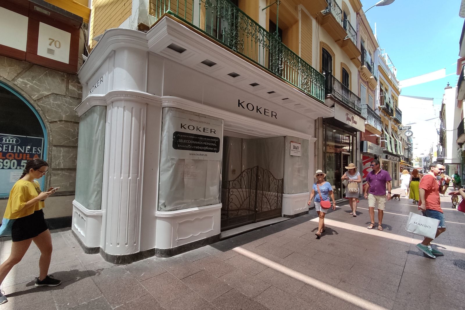 Varias personas caminan a la altura de la fachada de la antigua Joyería  Ruiz.