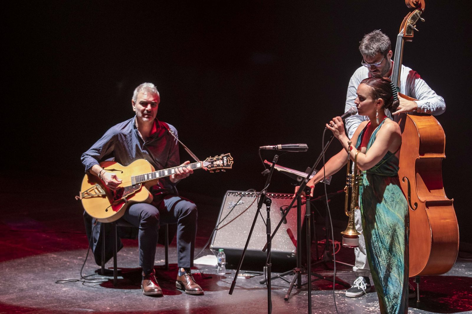 Josep Traver, Andrea Motis y Giuseppe Campisi durante el concierto en Almería.