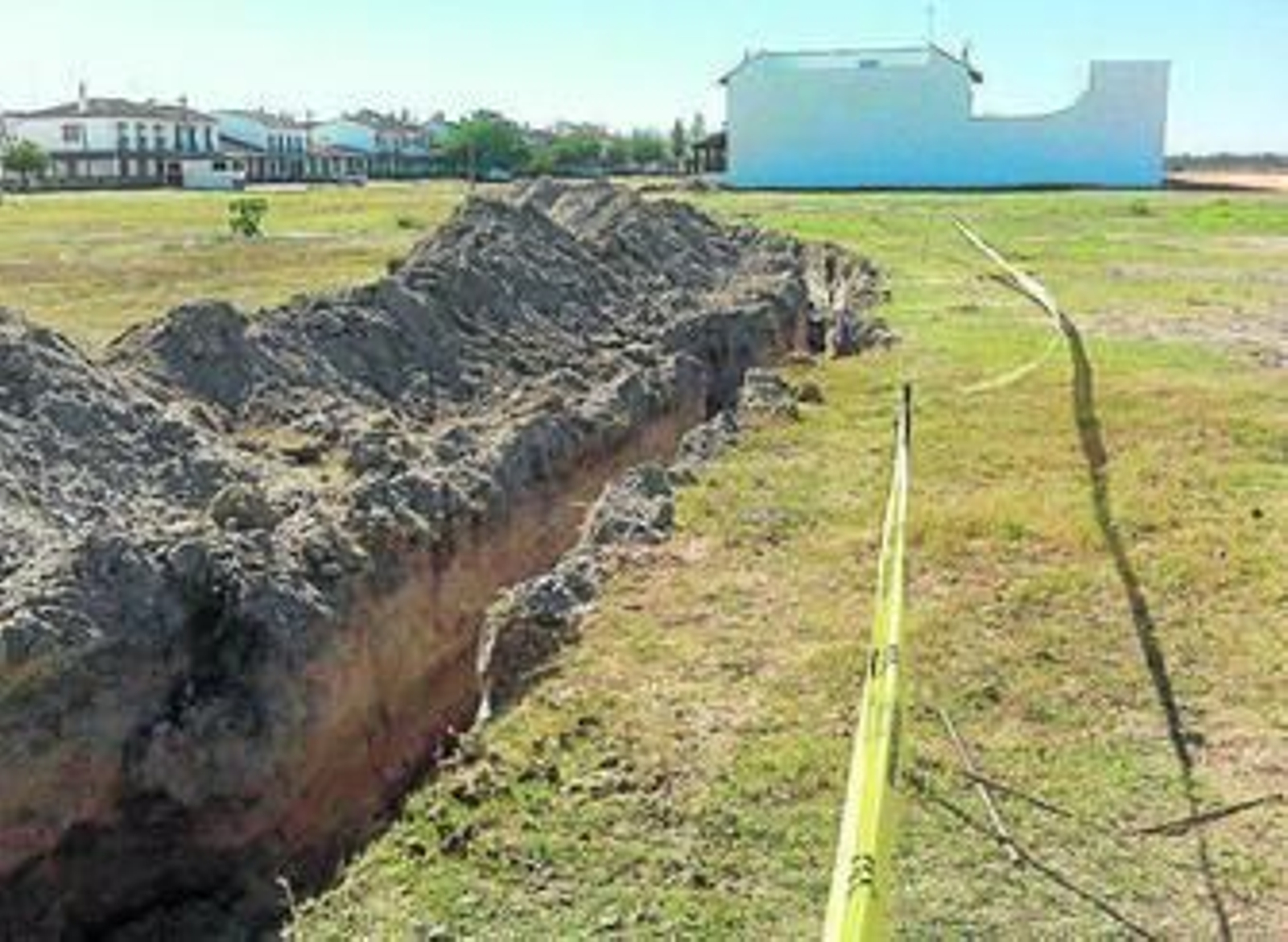 Curva para sortear la vivienda. A la derecha, alumbrado anterior a la actuación, que hubo que recolocar.