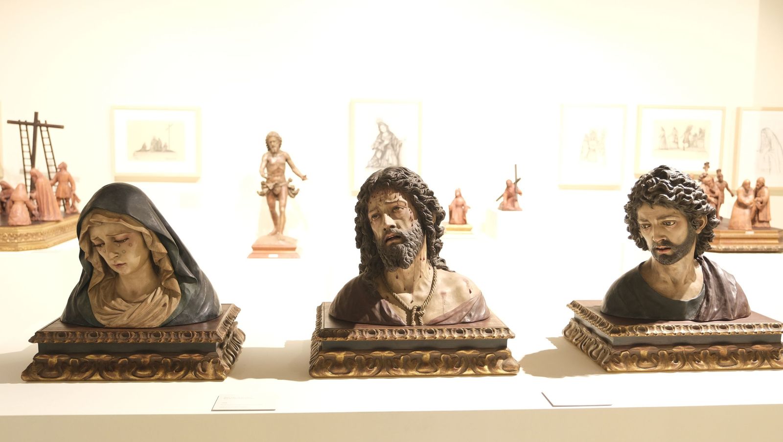 Las fotos de la exposición del escultor e imaginero Luis Álvarez Duarte en el MUREC