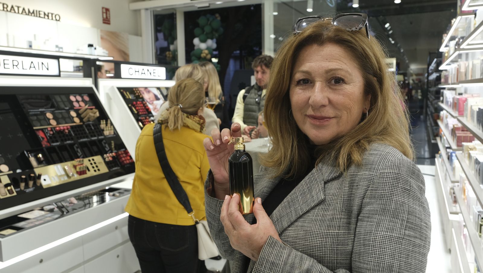 Perfumería Júlia abre de nuevo sus puertas, en Almería