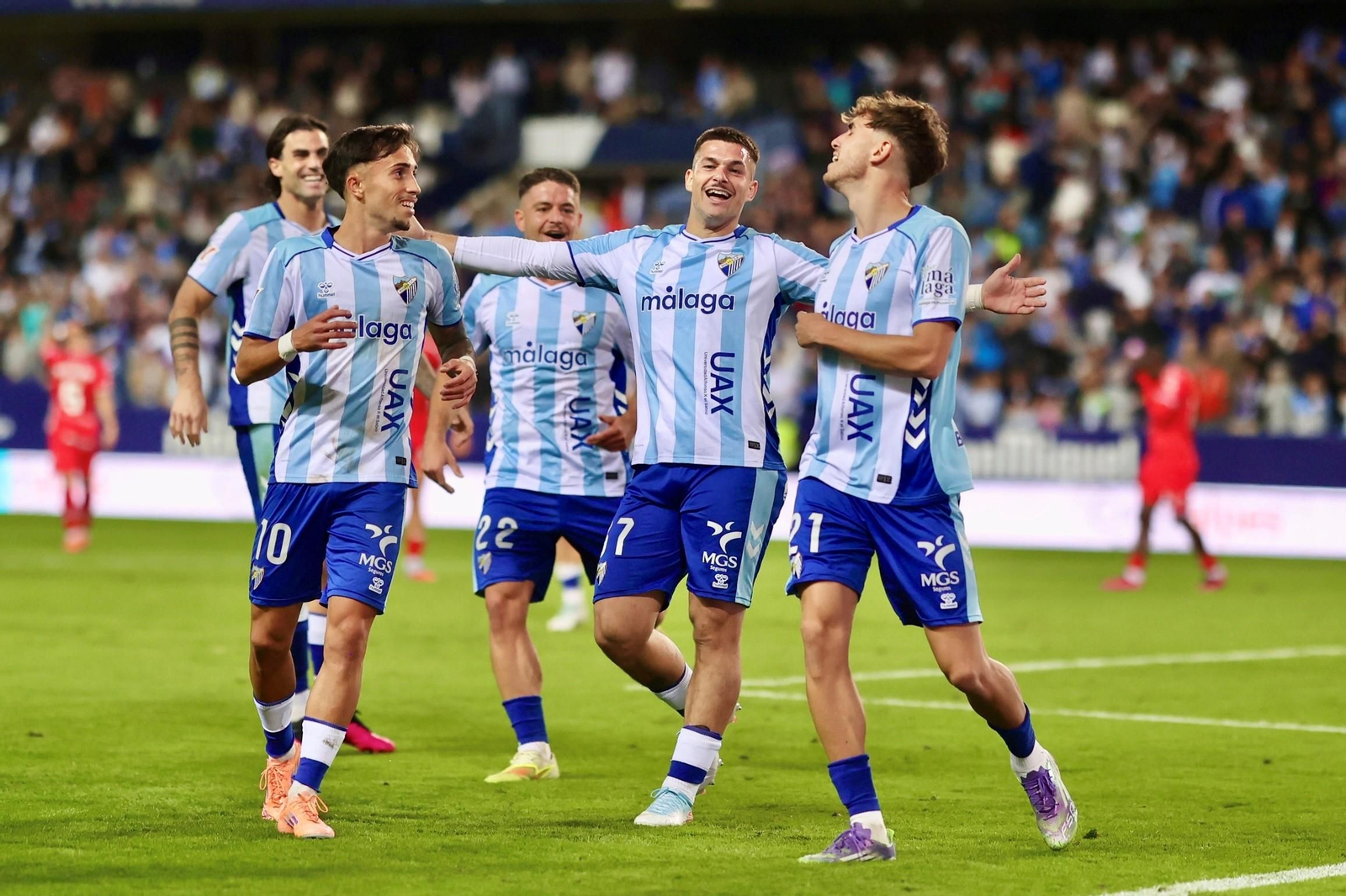 Las fotos del imponente ambiente en La Rosaleda en el Málaga - Córdoba CF