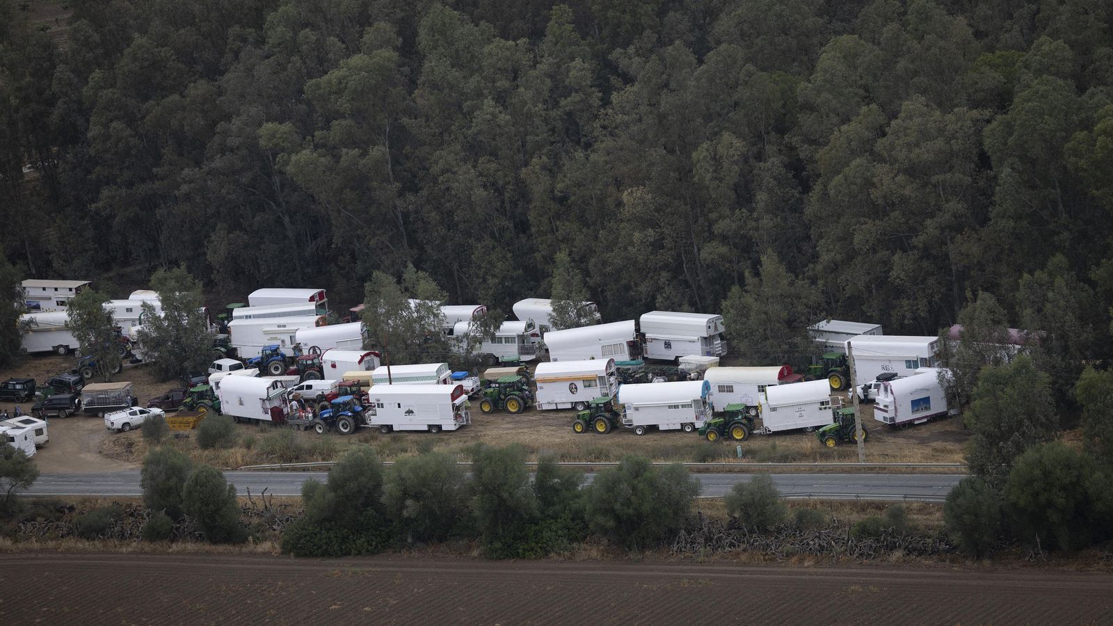 Las impresionantes fotos del camino del Rocío, desde el helicóptero de la Guardia Civil